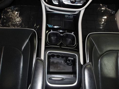 Used 2024 Chrysler Pacifica Limited FWD image 13