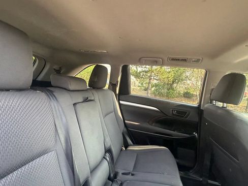Used 2017 Toyota Highlander LE w/ Carpet Mat Package AWD/4WD image 14