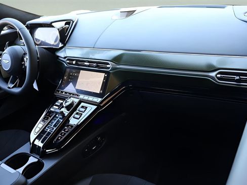 Used 2025 Aston Martin V8 Vantage Coupe image 19