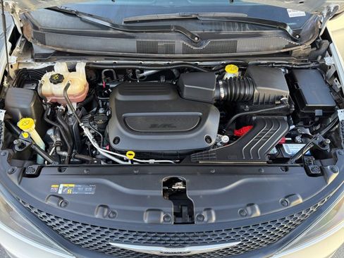 Used 2022 Chrysler Voyager LX FWD image 18