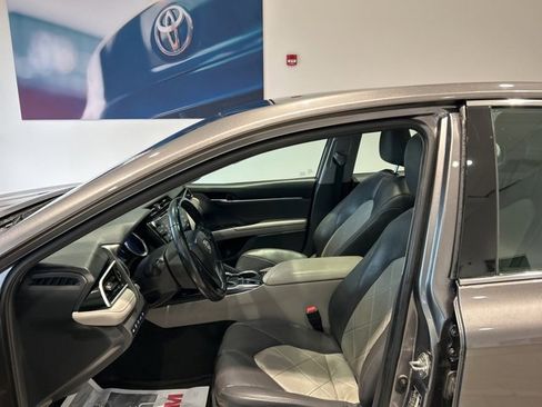 Used 2018 Toyota Camry XLE image 15