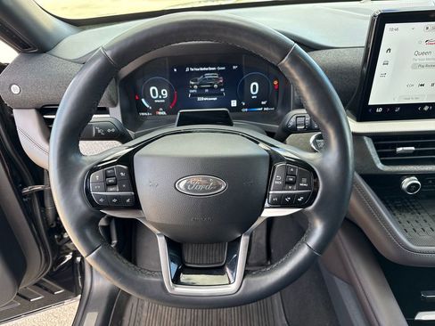 Used 2025 Ford Explorer Platinum image 15