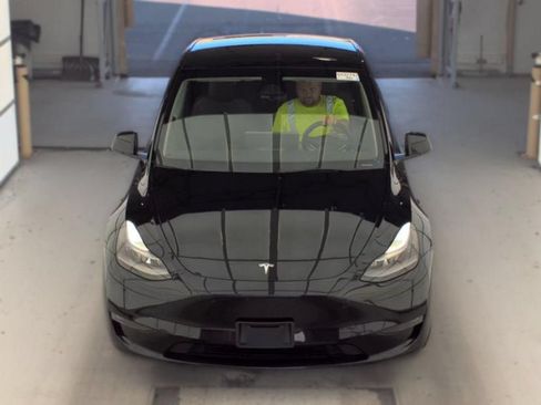 Used 2023 Tesla Model Y Performance AWD/4WD image 2