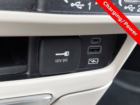 Used 2022 Chrysler Pacifica Touring-L image 22