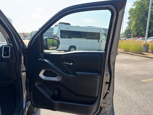 Certified 2025 Nissan Frontier SV RWD image 18