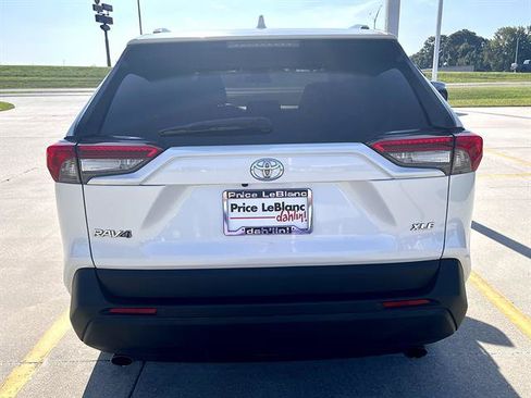 Used 2021 Toyota RAV4 XLE Premium FWD image 4