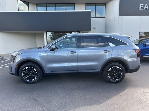 Used 2025 Kia Sorento S w/ Panoramic Sunroof Package image 2