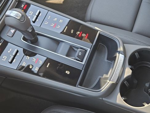 Certified 2025 Porsche Macan image 20