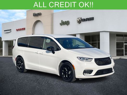 Certified 2024 Chrysler Pacifica Limited image 1