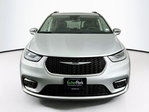 Used 2022 Chrysler Pacifica Limited FWD image 2