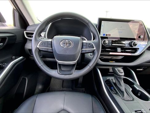 Certified 2025 Toyota Highlander XLE image 5