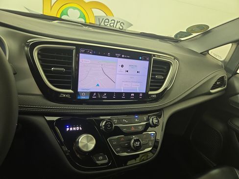 Certified 2024 Chrysler Pacifica Limited w/ Uconnect Theater Family Group image 24