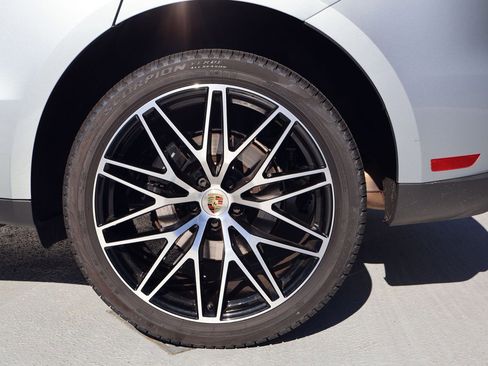 Certified 2025 Porsche Macan image 26