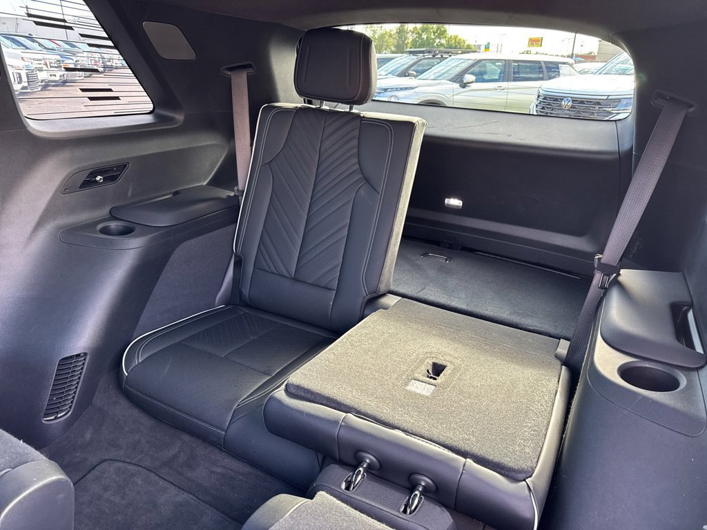 Used 2026 Cadillac Vistiq Platinum w/ LPO, Floor Liner Package AWD/4WD image 37