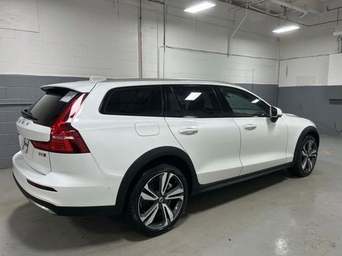 Used 2025 Volvo V60 B5 Cross Country Plus image 3