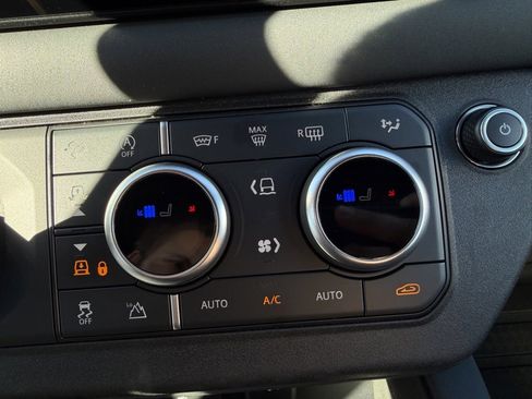 Used 2024 Land Rover Defender 130 X-Dynamic SE image 24