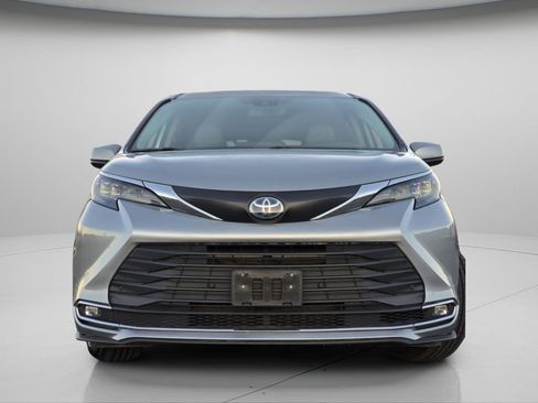 Used 2024 Toyota Sienna XLE image 3