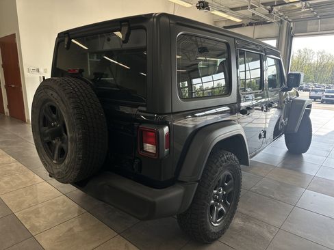 Used 2018 Jeep Wrangler Unlimited Sport image 9