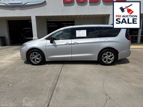 Used 2024 Chrysler Pacifica Limited FWD image 2