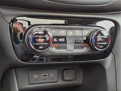 Used 2023 Buick Encore GX Essence w/ Experience Buick Package image 10