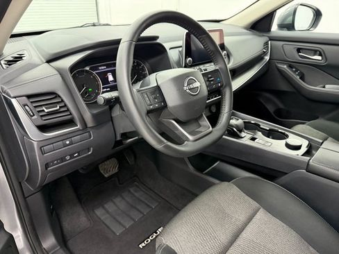 Used 2025 Nissan Rogue SV image 8