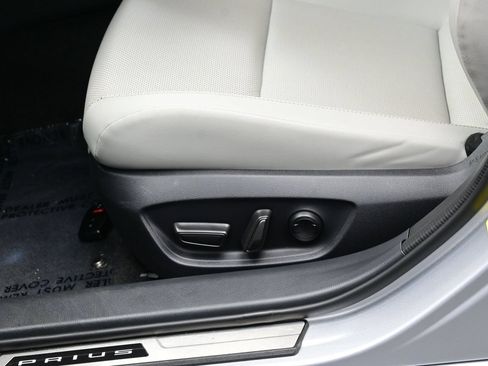 Used 2025 Toyota Prius XLE AWD/4WD image 12