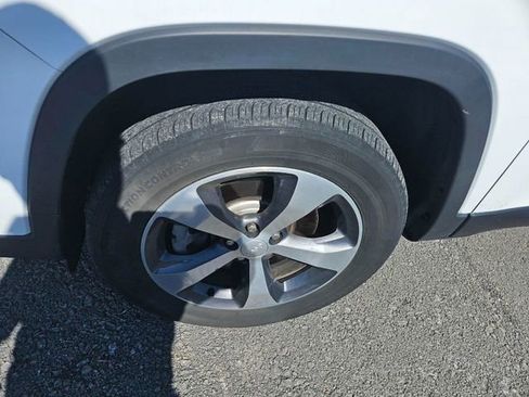 Used 2019 Jeep Cherokee Limited AWD/4WD image 5