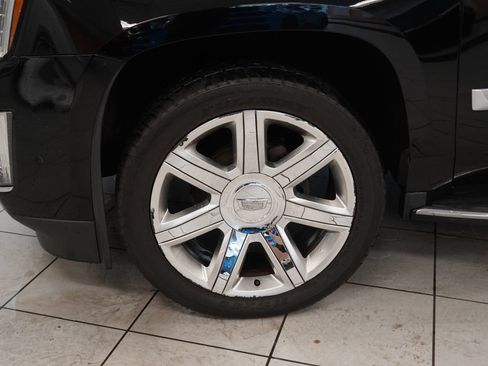 Used 2018 Cadillac Escalade ESV Luxury AWD/4WD image 17