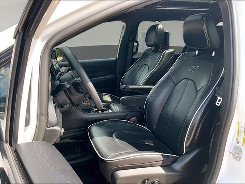 Used 2023 Chrysler Pacifica Limited w/ Uconnect Theater Family Group FWD image 24