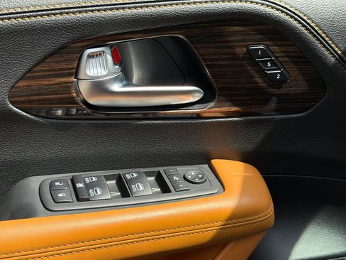 Used 2023 Chrysler Pacifica Pinnacle FWD image 19