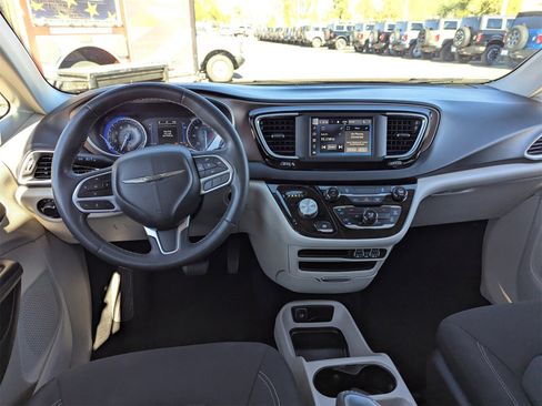 Used 2022 Chrysler Voyager LX image 15