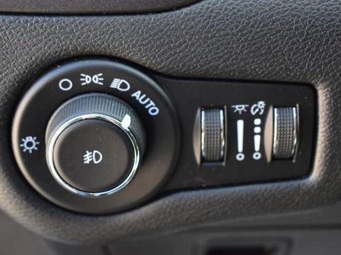 Used 2021 Jeep Cherokee Trailhawk AWD/4WD image 23