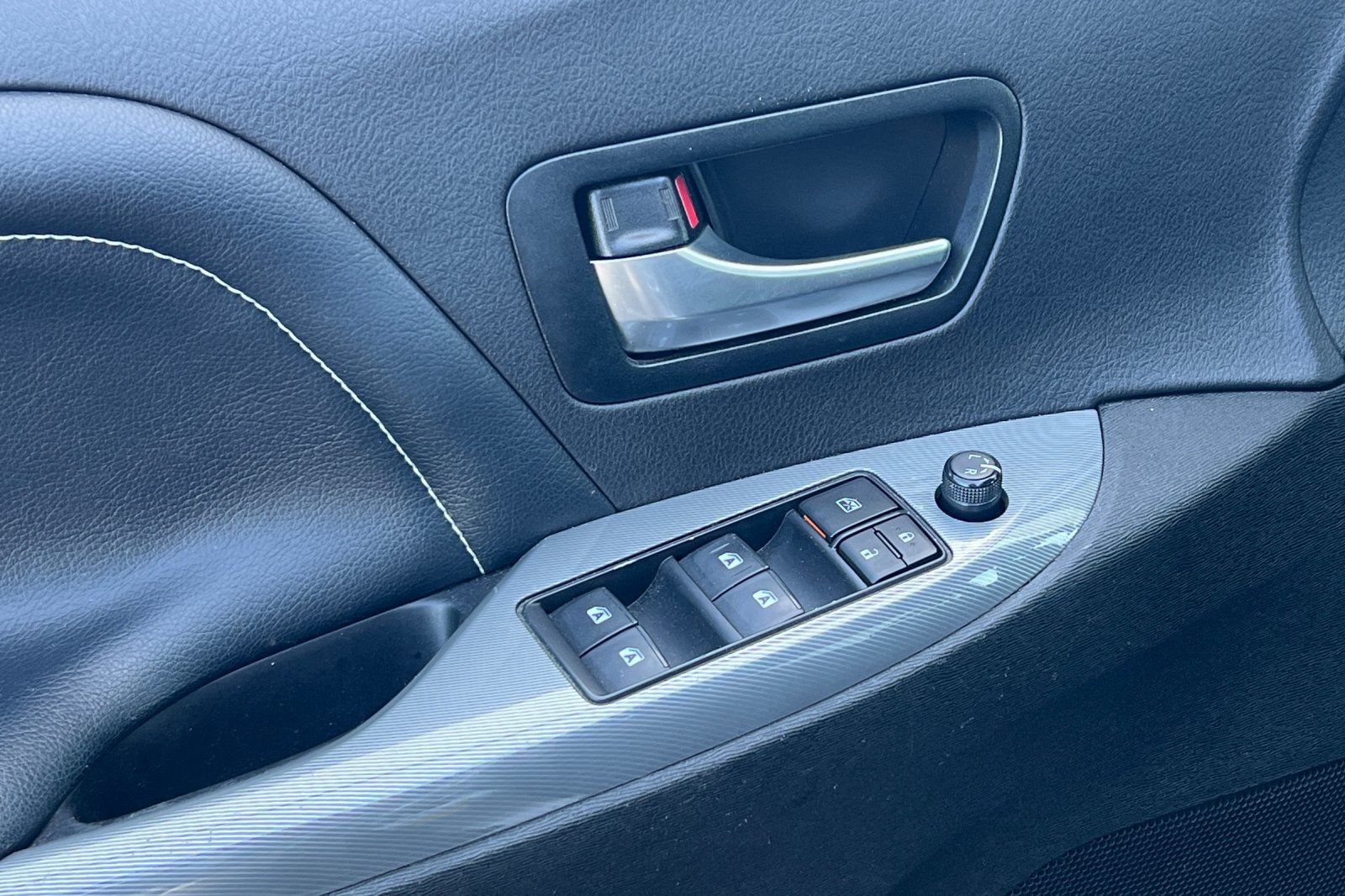 Used 2020 Toyota Sienna SE w/ Carpet Mat Package FWD image 11