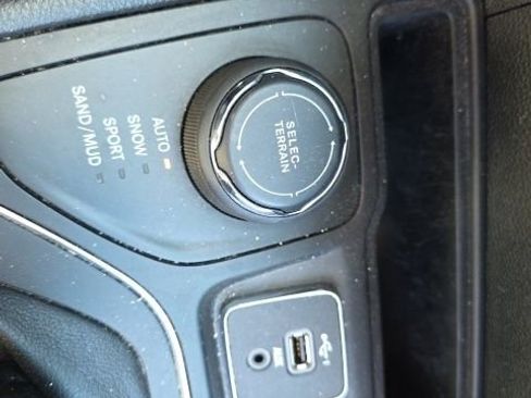 Used 2019 Jeep Cherokee Latitude Plus image 18