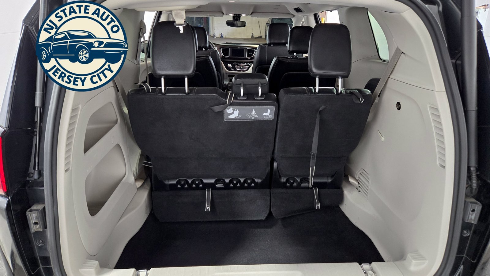 Used 2019 Chrysler Pacifica Touring-L FWD image 35