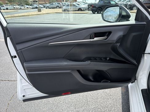 Used 2025 Toyota Camry SE image 10