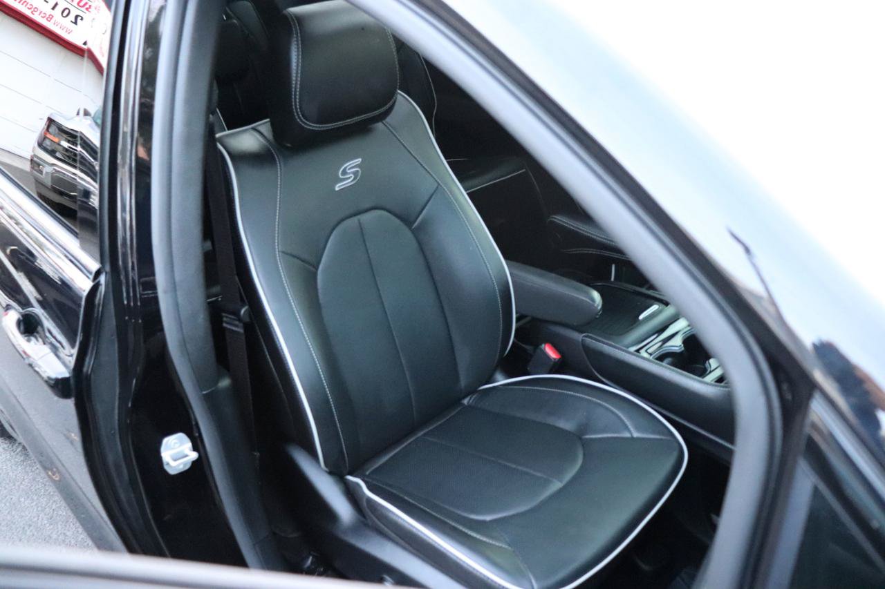 Used 2025 Chrysler Pacifica Limited FWD image 16