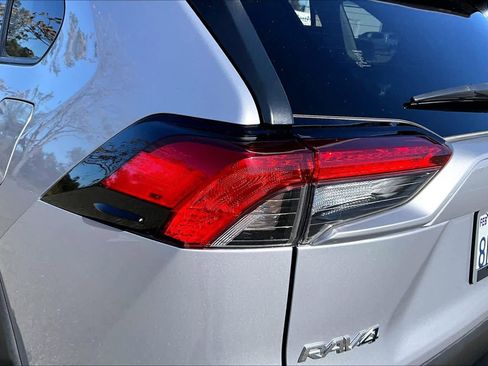 Used 2020 Toyota RAV4 XLE Premium image 28