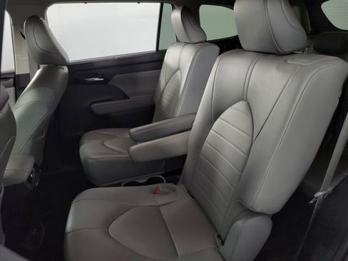 Used 2022 Toyota Highlander XLE image 19
