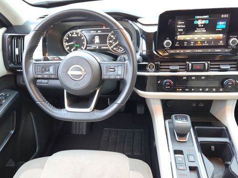 Used 2024 Nissan Pathfinder SV image 11