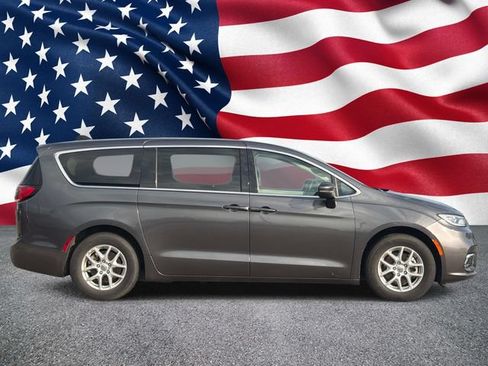 Used 2023 Chrysler Pacifica Touring-L FWD image 4