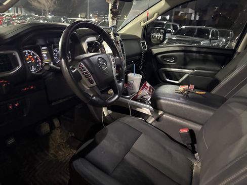 Used 2018 Nissan Titan SV w/ SV Convenience Package image 7