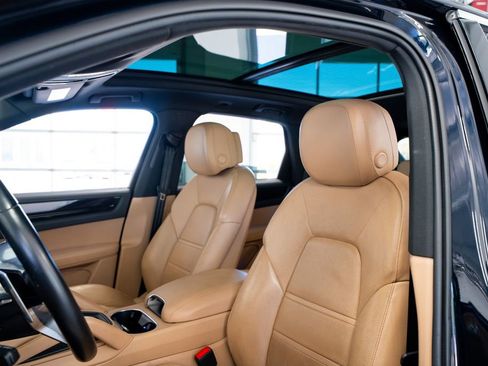 Used 2021 Porsche Cayenne image 32