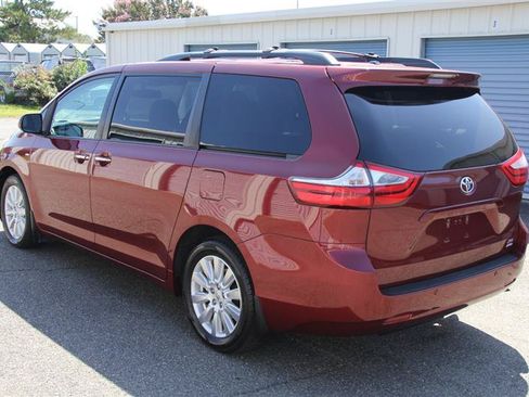 Used 2017 Toyota Sienna XLE Premium AWD/4WD image 7