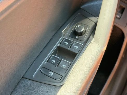 Used 2020 Volkswagen Tiguan SEL FWD image 26
