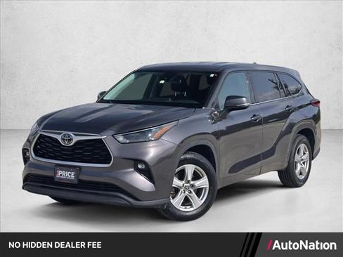 Used 2022 Toyota Highlander LE FWD image 1