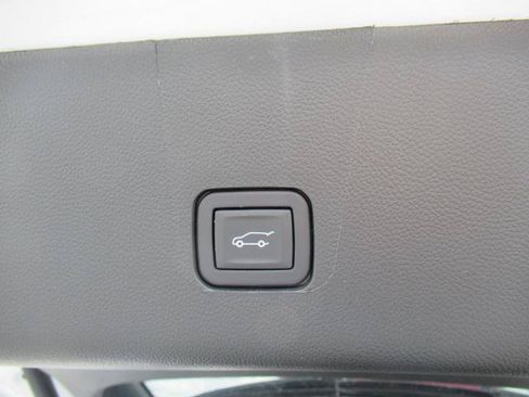 Certified 2023 Chevrolet Traverse LT FWD image 37