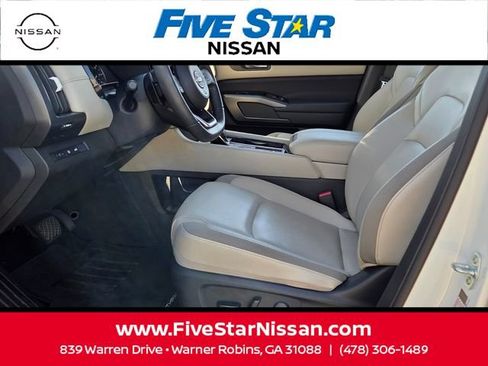 Used 2024 Nissan Pathfinder SL FWD image 5