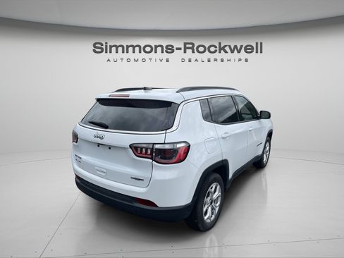 Used 2025 Jeep Compass Latitude w/ Sun & Sound Group AWD/4WD image 5