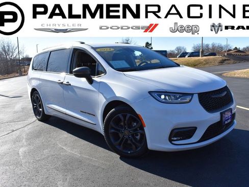 Used 2024 Chrysler Pacifica Touring-L w/ Uconnect Theater Family Group image 1